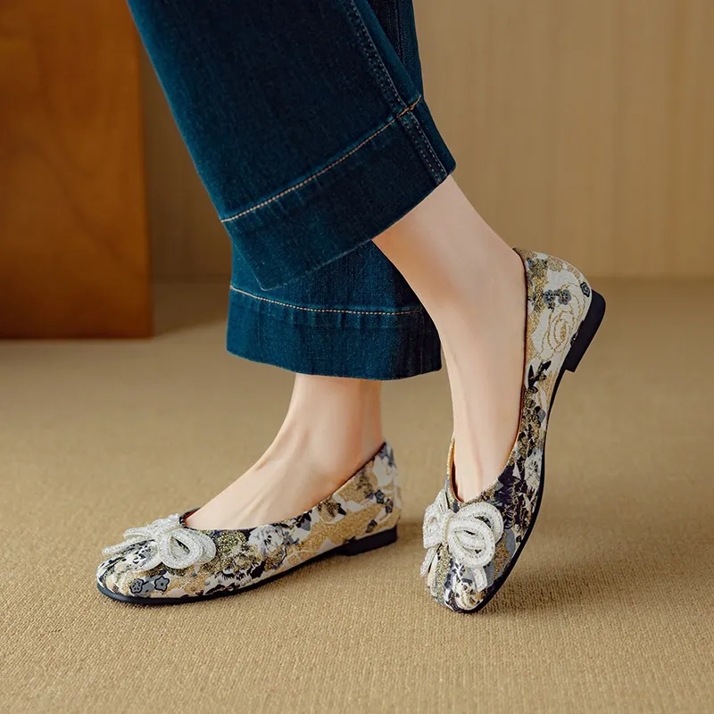 Spring/Summer Square Toe Flat Shoes with Embroidery, Chinese Style, Comfortable, and Bow-Tie