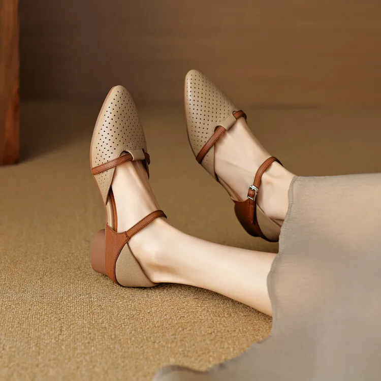 Our main product in stock is the spring/summer arrow-shaped hollow sandal, made of sheepskin, women's fashion shoes, sizes 22-25a.