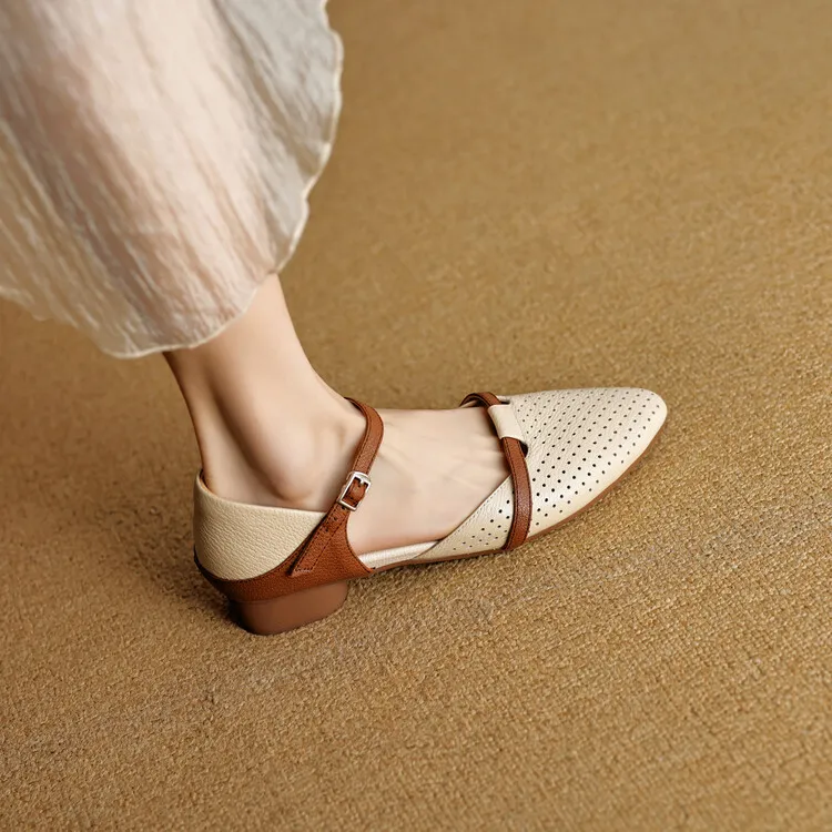 Our main product in stock is the spring/summer arrow-shaped hollow sandal, made of sheepskin, women's fashion shoes, sizes 22-25a.