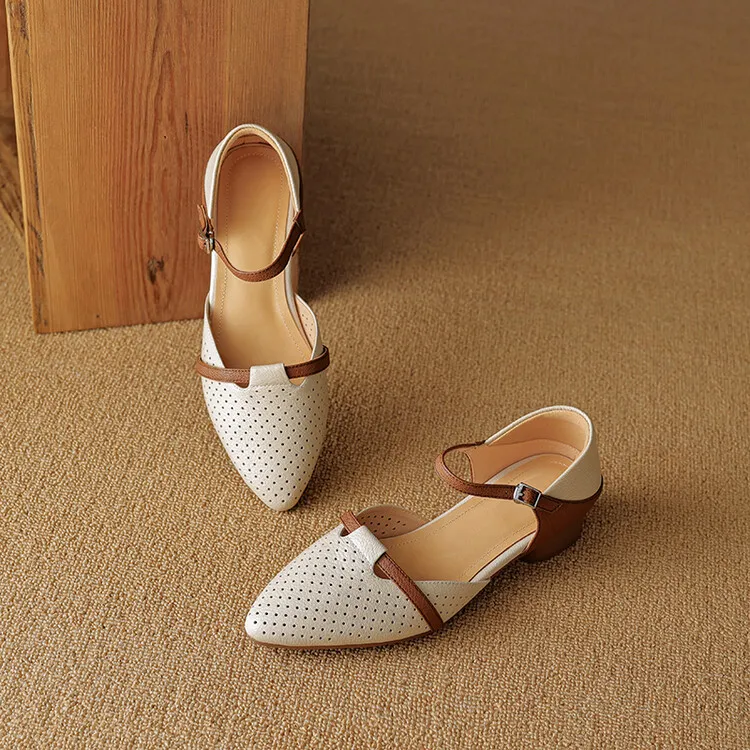 Our main product in stock is the spring/summer arrow-shaped hollow sandal, made of sheepskin, women's fashion shoes, sizes 22-25a.