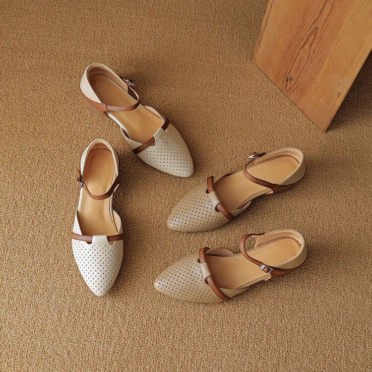 Our main product in stock is the spring/summer arrow-shaped hollow sandal, made of sheepskin, women's fashion shoes, sizes 22-25a.