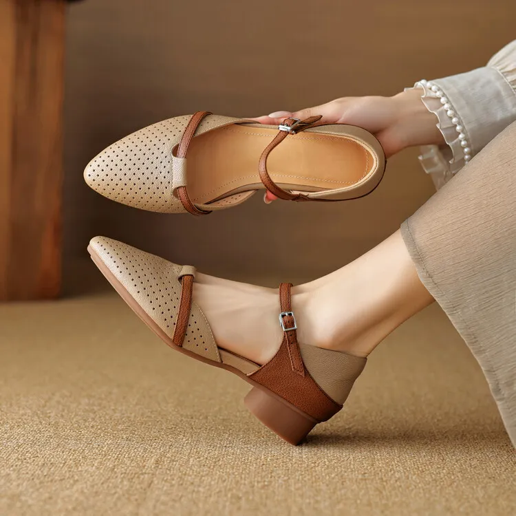 Our main product in stock is the spring/summer arrow-shaped hollow sandal, made of sheepskin, women's fashion shoes, sizes 22-25a.