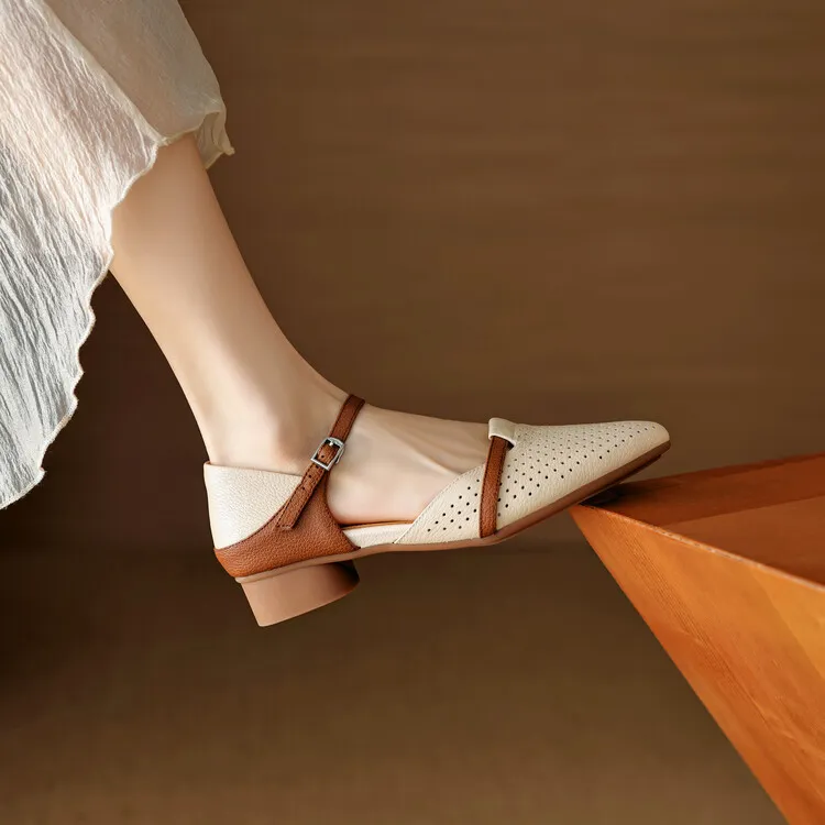 Our main product in stock is the spring/summer arrow-shaped hollow sandal, made of sheepskin, women's fashion shoes, sizes 22-25a.