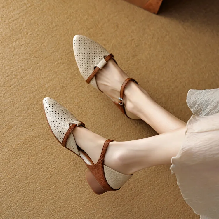 Our main product in stock is the spring/summer arrow-shaped hollow sandal, made of sheepskin, women's fashion shoes, sizes 22-25a.
