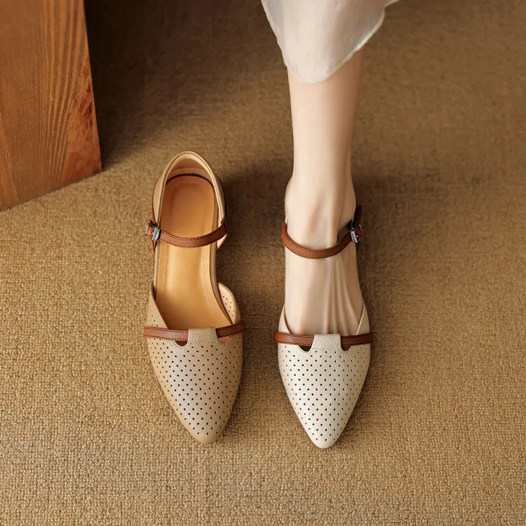 Our main product in stock is the spring/summer arrow-shaped hollow sandal, made of sheepskin, women's fashion shoes, sizes 22-25a.