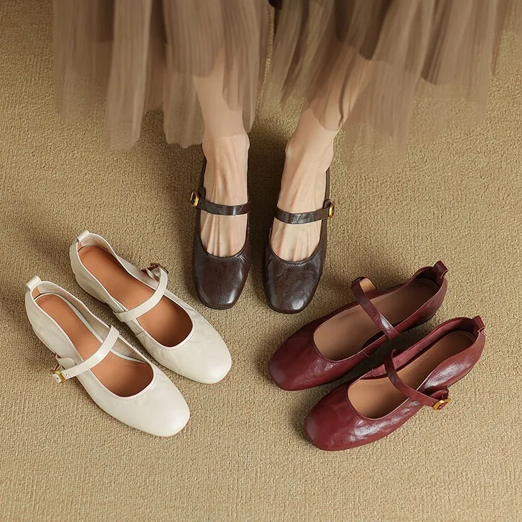 Soft, top-grain sheepskin Mary Jane shoes with chunky heels, flat soles, round toes, and low heels – gentle and elegant women's shoes for evening wear.