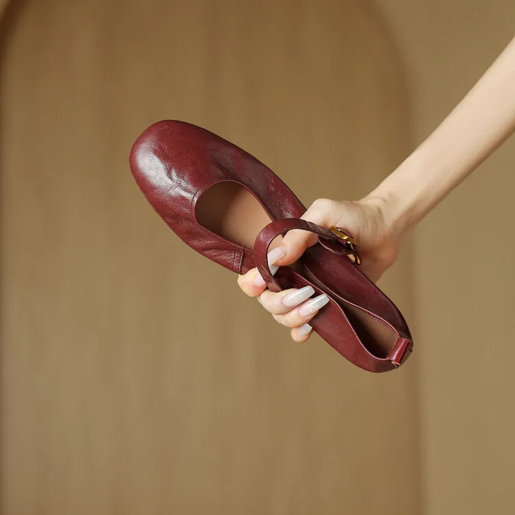 Soft, top-grain sheepskin Mary Jane shoes with chunky heels, flat soles, round toes, and low heels – gentle and elegant women's shoes for evening wear.