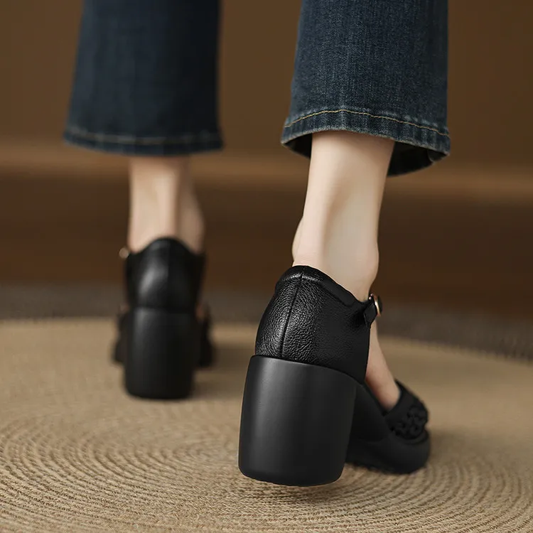 Spring/Summer woven openwork sandals, closed toe, chunky heel, thick sole, cowhide fashion women's shoes, off-white and black.