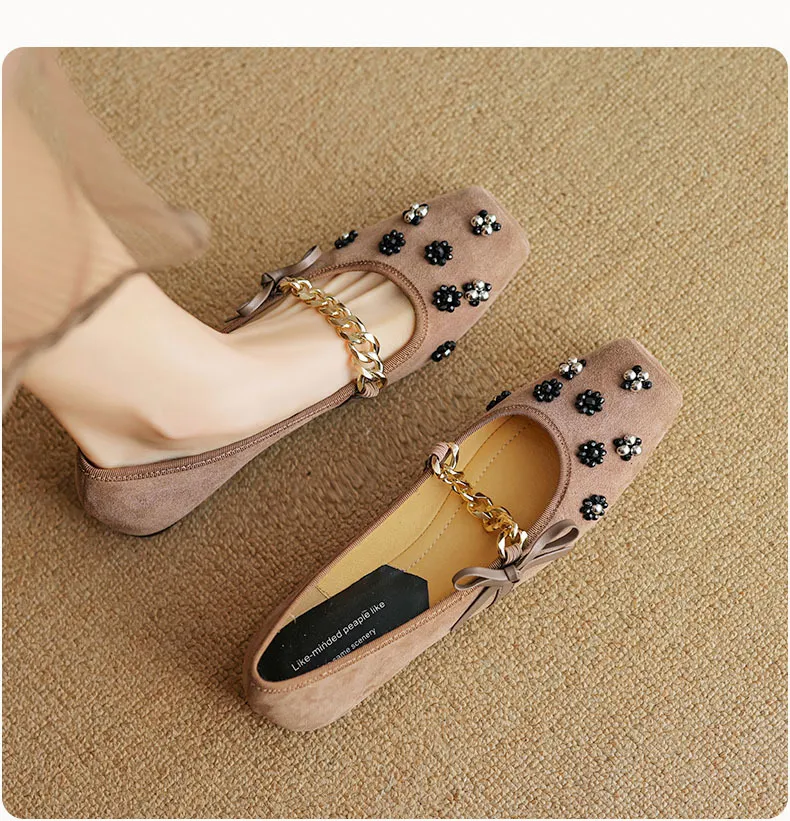 Very soft, retro, versatile low-heeled Mary Jane shoes, Chinese style, square toe, beaded flowers, metal chain.