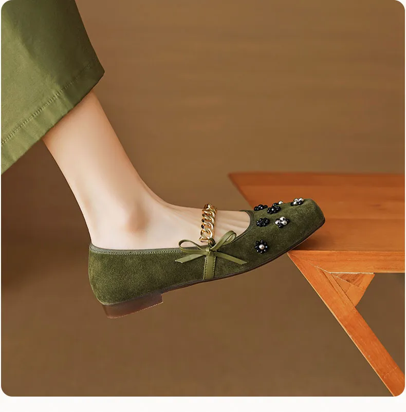 Very soft, retro, versatile low-heeled Mary Jane shoes, Chinese style, square toe, beaded flowers, metal chain.