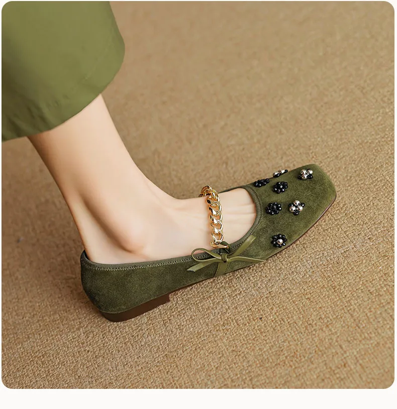 Very soft, retro, versatile low-heeled Mary Jane shoes, Chinese style, square toe, beaded flowers, metal chain.