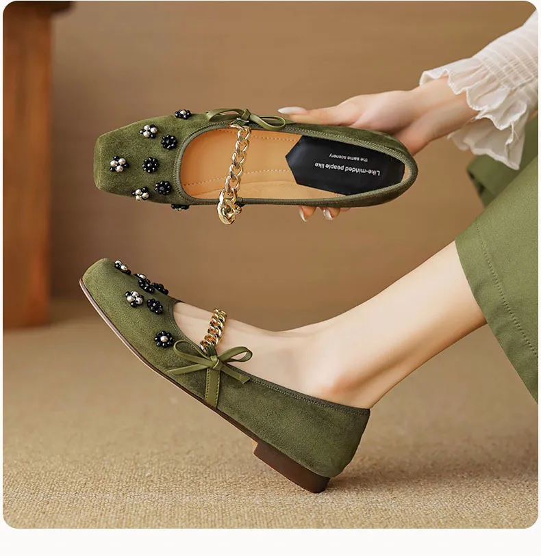 Very soft, retro, versatile low-heeled Mary Jane shoes, Chinese style, square toe, beaded flowers, metal chain.