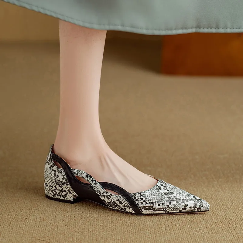 Women's flat shoes with a low heel, featuring a snakeskin print, color blocking, and openwork design, perfect for spring and autumn commuting. Sizes 34-40