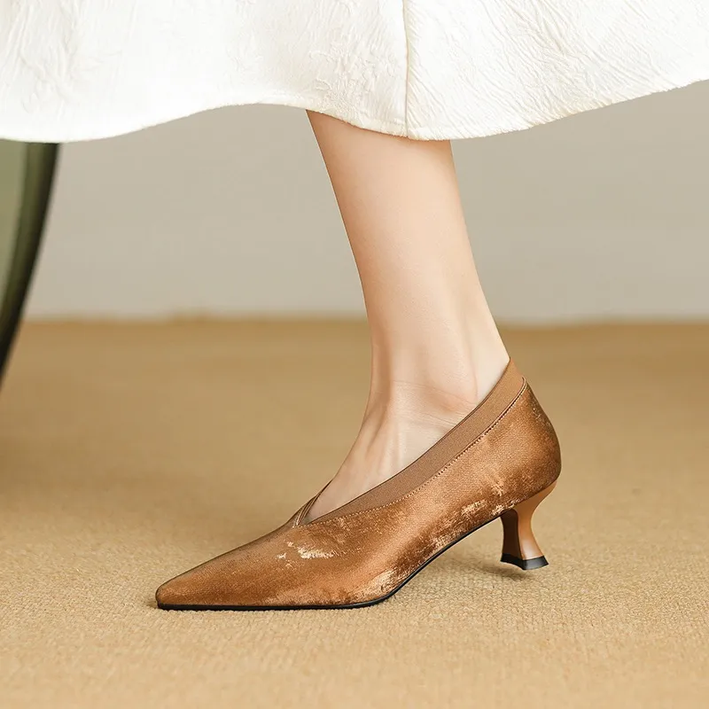 New granny shoes, spring/summer French retro pointed toe kitten heel 5cm retro V-mouth single shoes for women.