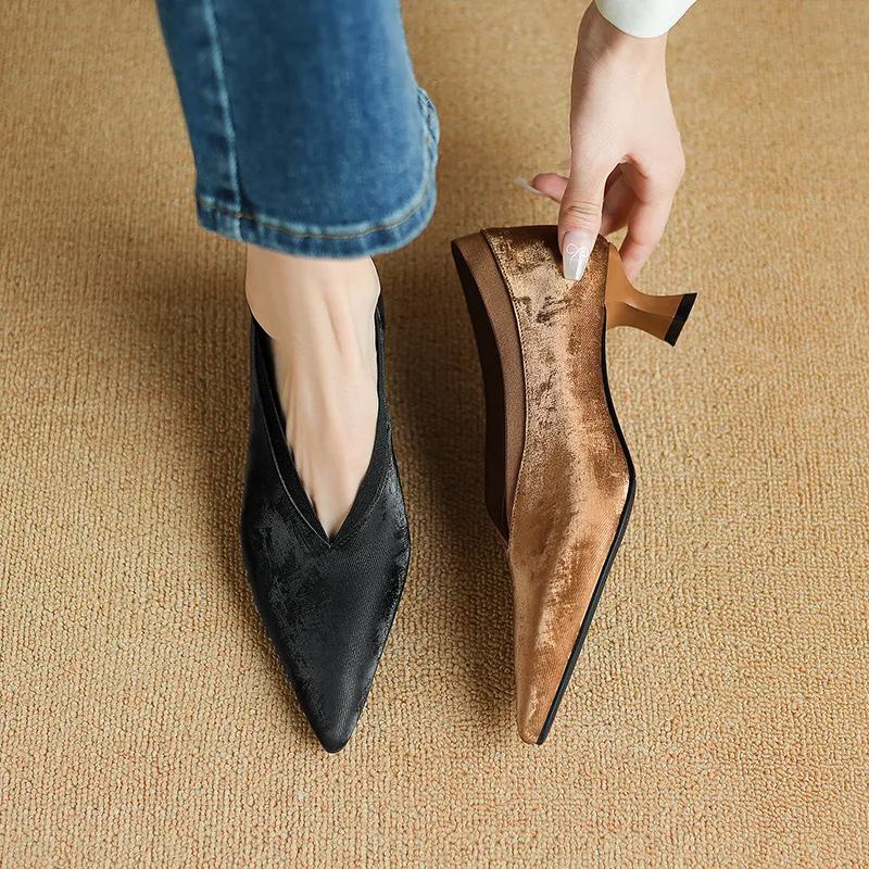 New granny shoes, spring/summer French retro pointed toe kitten heel 5cm retro V-mouth single shoes for women.