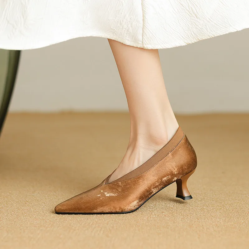 New granny shoes, spring/summer French retro pointed toe kitten heel 5cm retro V-mouth single shoes for women.