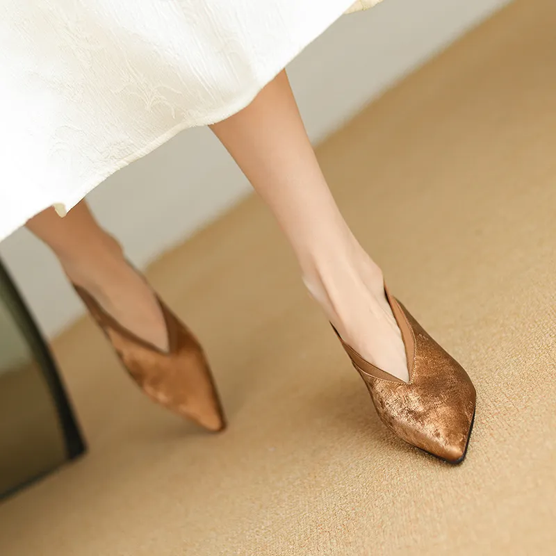 New granny shoes, spring/summer French retro pointed toe kitten heel 5cm retro V-mouth single shoes for women.