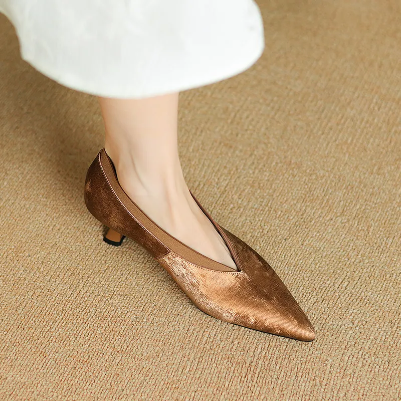 New granny shoes, spring/summer French retro pointed toe kitten heel 5cm retro V-mouth single shoes for women.