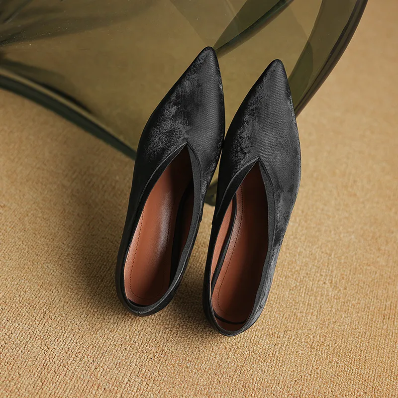 New granny shoes, spring/summer French retro pointed toe kitten heel 5cm retro V-mouth single shoes for women.