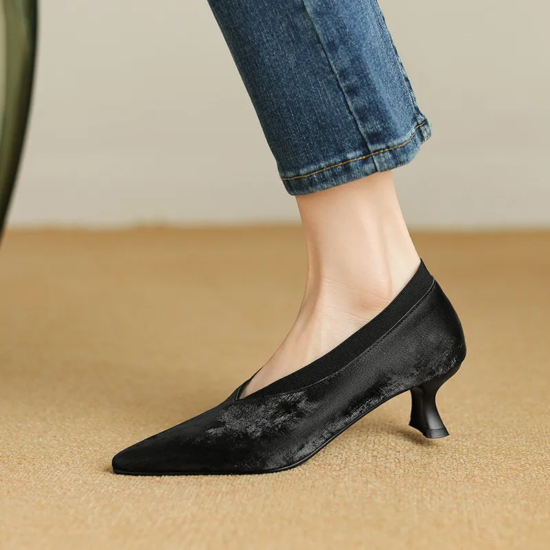 New granny shoes, spring/summer French retro pointed toe kitten heel 5cm retro V-mouth single shoes for women.