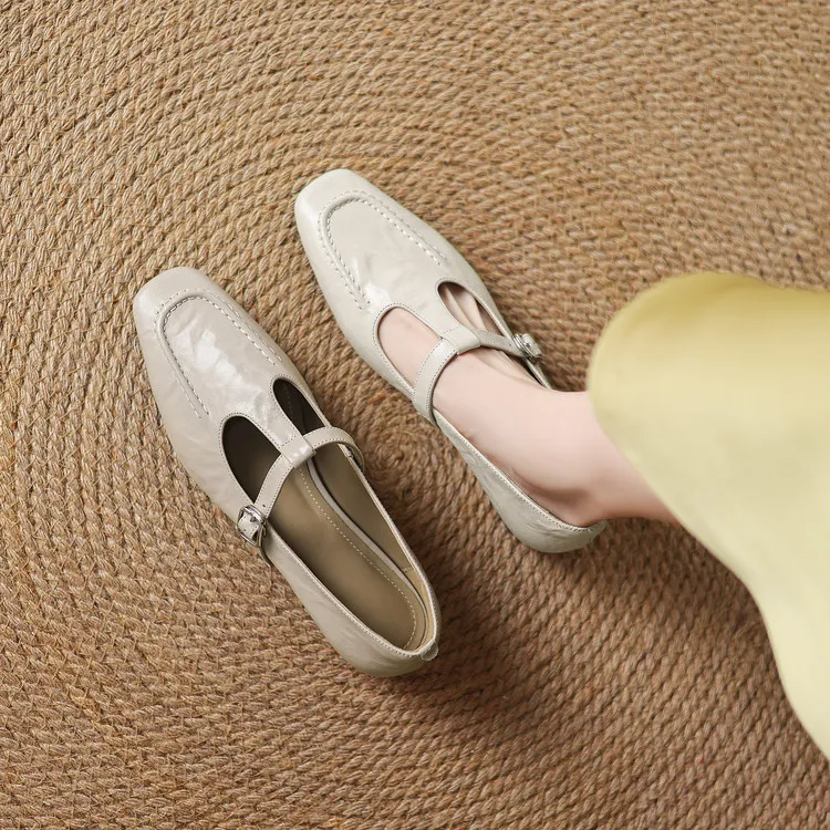 A pair of square-toe flats with buckles, made of sheepskin, for spring and autumn. Women's fashion shoes, size 33-18r.