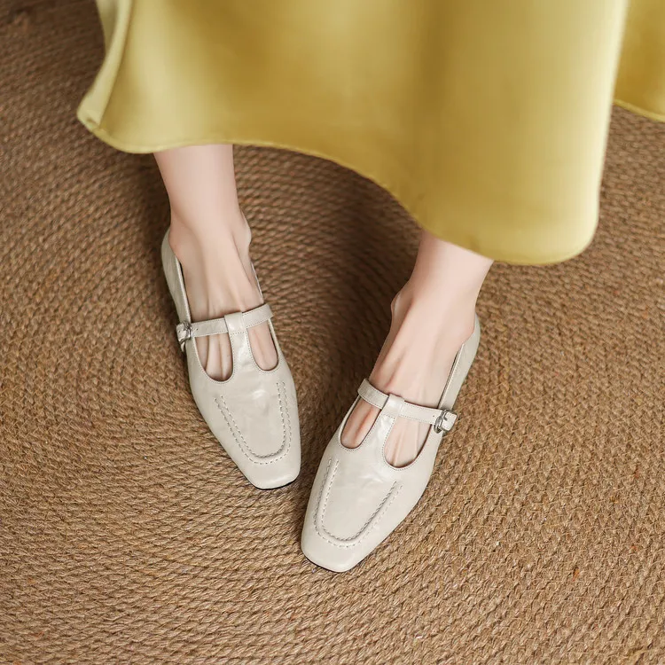 A pair of square-toe flats with buckles, made of sheepskin, for spring and autumn. Women's fashion shoes, size 33-18r.