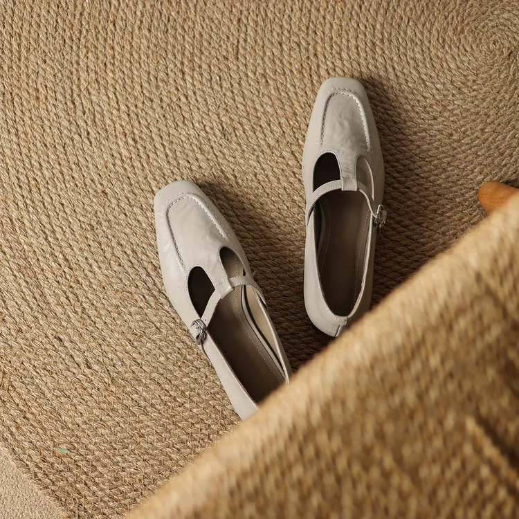 A pair of square-toe flats with buckles, made of sheepskin, for spring and autumn. Women's fashion shoes, size 33-18r.