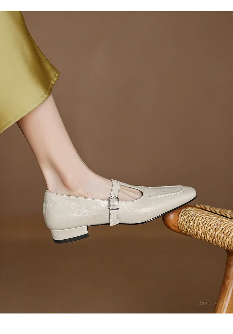 A pair of square-toe flats with buckles, made of sheepskin, for spring and autumn. Women's fashion shoes, size 33-18r.