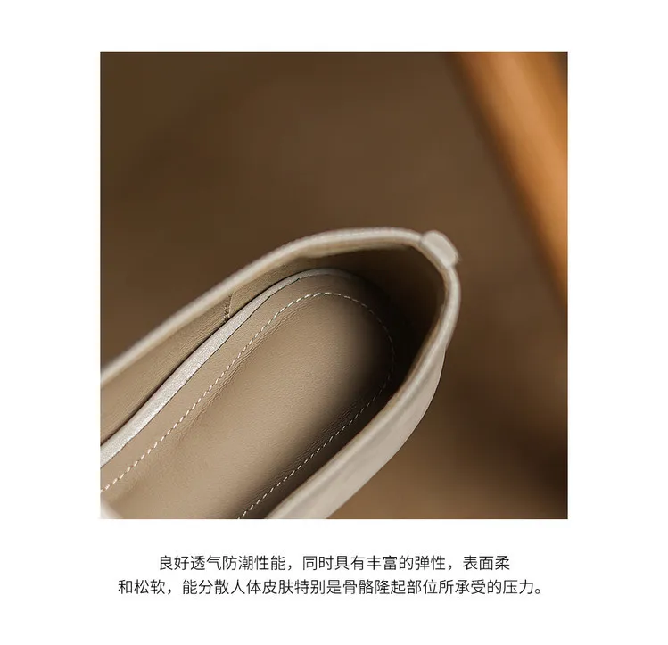 A pair of square-toe flats with buckles, made of sheepskin, for spring and autumn. Women's fashion shoes, size 33-18r.
