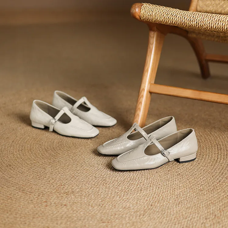 A pair of square-toe flats with buckles, made of sheepskin, for spring and autumn. Women's fashion shoes, size 33-18r.