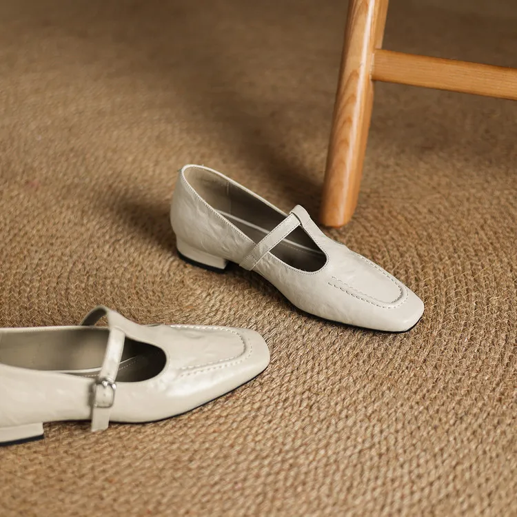 A pair of square-toe flats with buckles, made of sheepskin, for spring and autumn. Women's fashion shoes, size 33-18r.