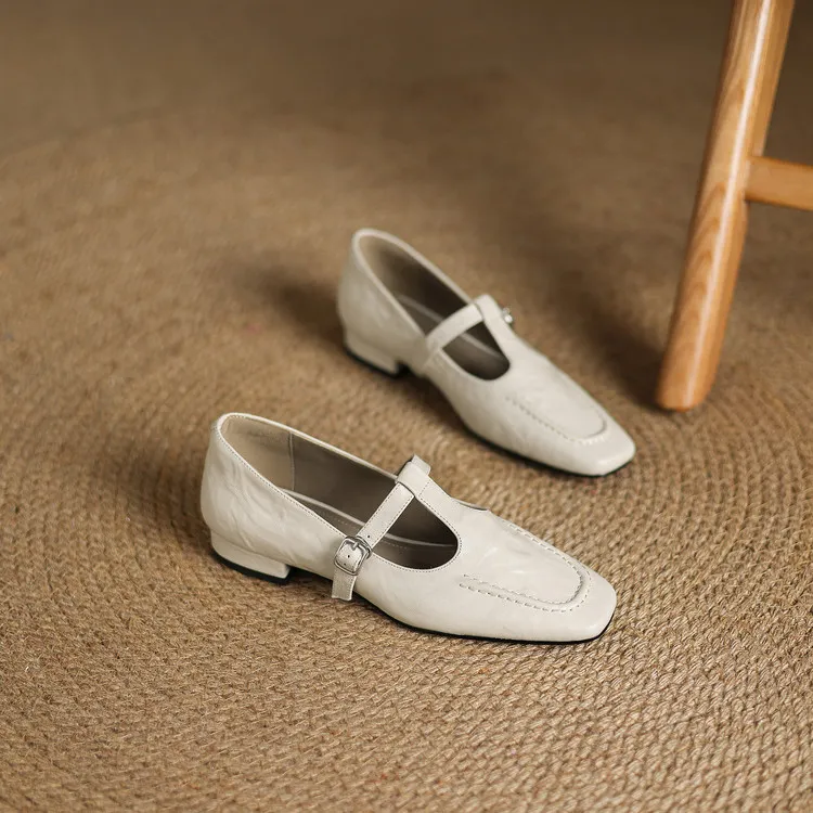 A pair of square-toe flats with buckles, made of sheepskin, for spring and autumn. Women's fashion shoes, size 33-18r.