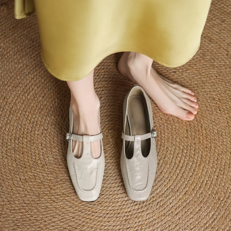 A pair of square-toe flats with buckles, made of sheepskin, for spring and autumn. Women's fashion shoes, size 33-18r.