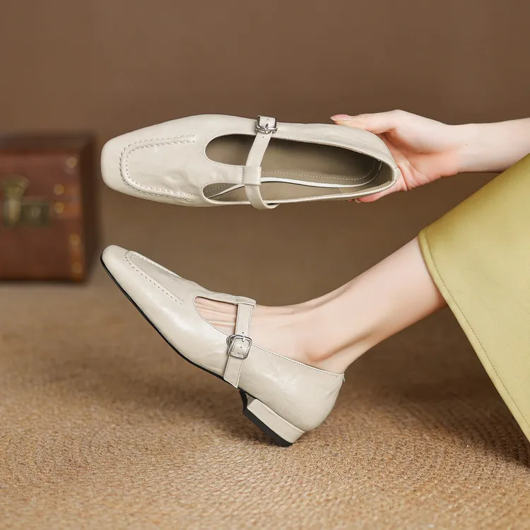 A pair of square-toe flats with buckles, made of sheepskin, for spring and autumn. Women's fashion shoes, size 33-18r.