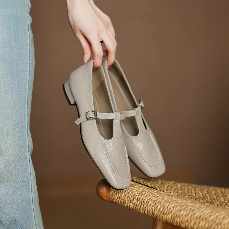 A pair of square-toe flats with buckles, made of sheepskin, for spring and autumn. Women's fashion shoes, size 33-18r.
