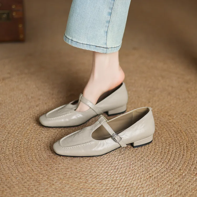 A pair of square-toe flats with buckles, made of sheepskin, for spring and autumn. Women's fashion shoes, size 33-18r.