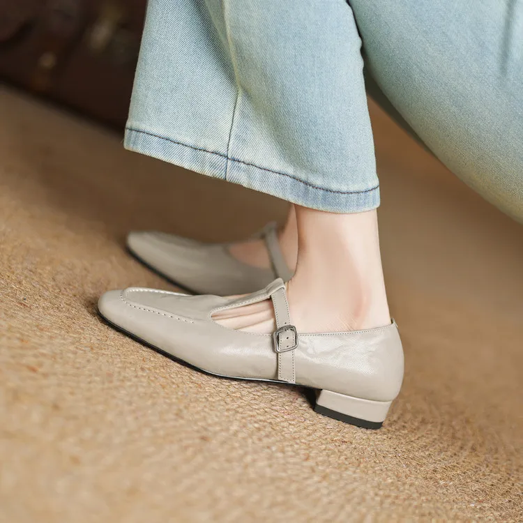 A pair of square-toe flats with buckles, made of sheepskin, for spring and autumn. Women's fashion shoes, size 33-18r.