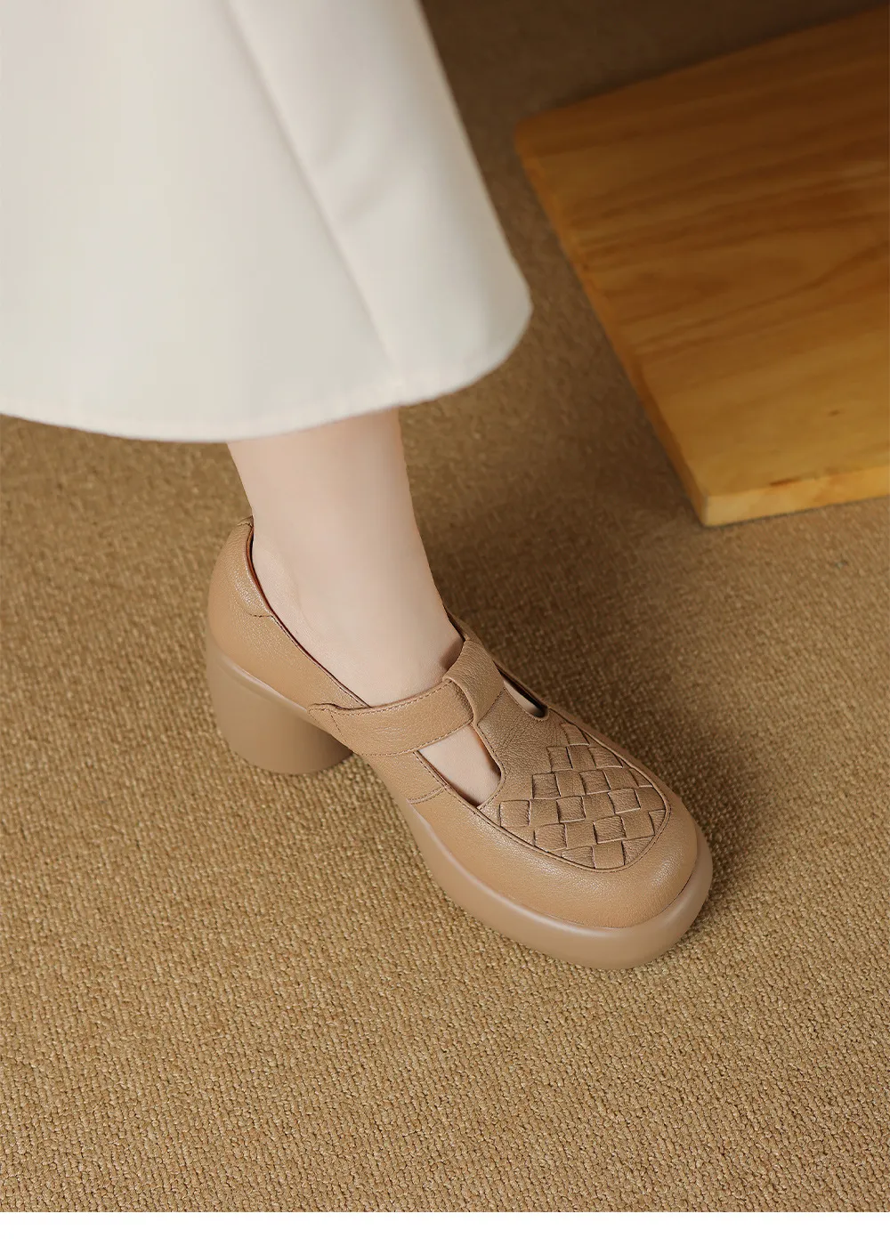 Spring and Autumn Single Shoes, Thick-Soled Chunky Heel High-Heeled Sheepskin Fashion Women's Shoes, Black and Apricot
