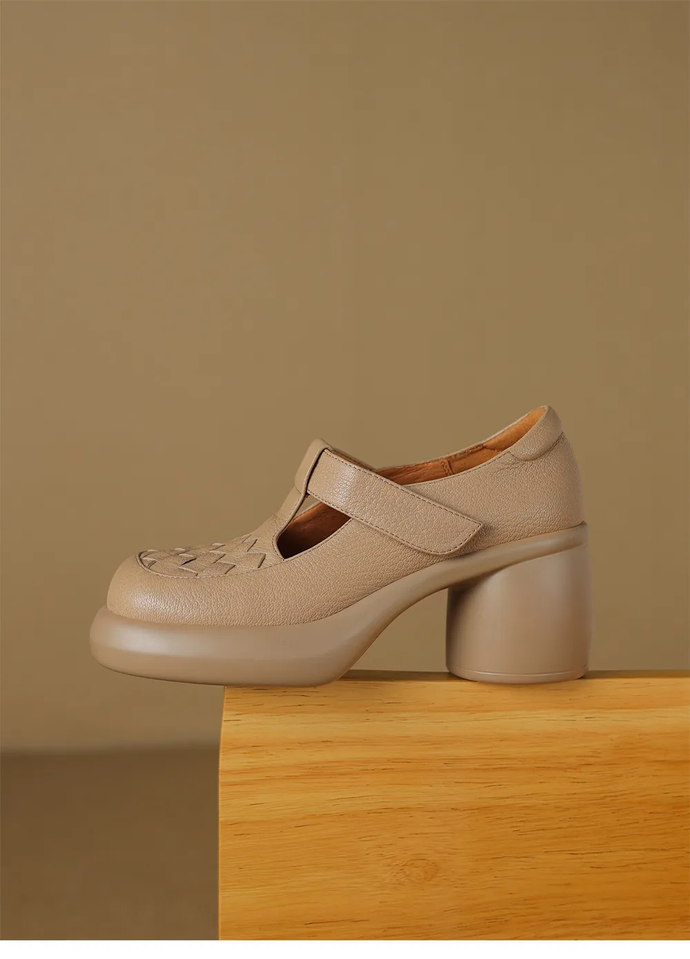 Spring and Autumn Single Shoes, Thick-Soled Chunky Heel High-Heeled Sheepskin Fashion Women's Shoes, Black and Apricot