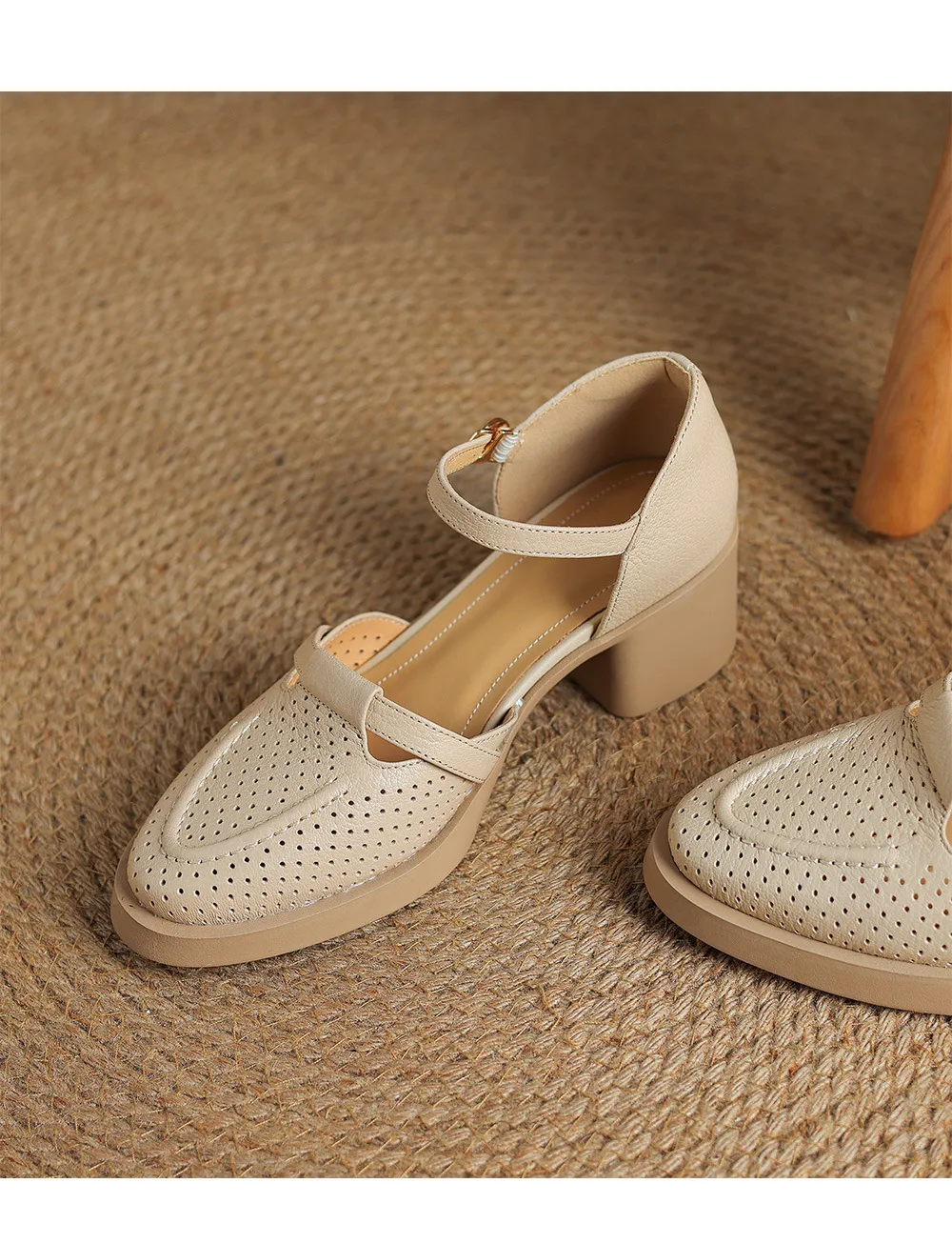 Spring/Summer Round Toe Sandals with Hollow Out Buckle and Perforated Sheepskin Fashion Women's Shoes