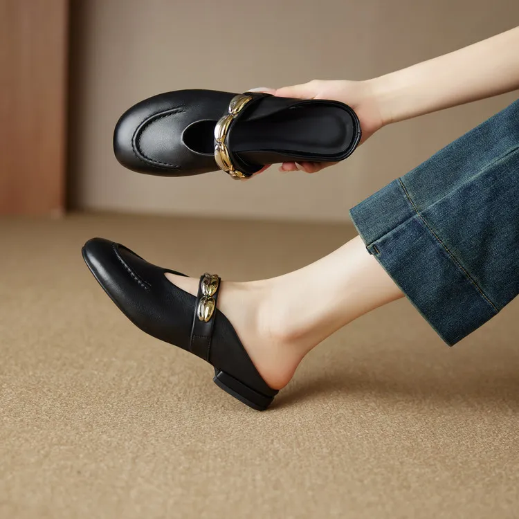 One pair of 2.5cm low-heeled, stylish flat sandals with gold and silver buckles, made of soft top-grain cowhide and lined with sheepskin.