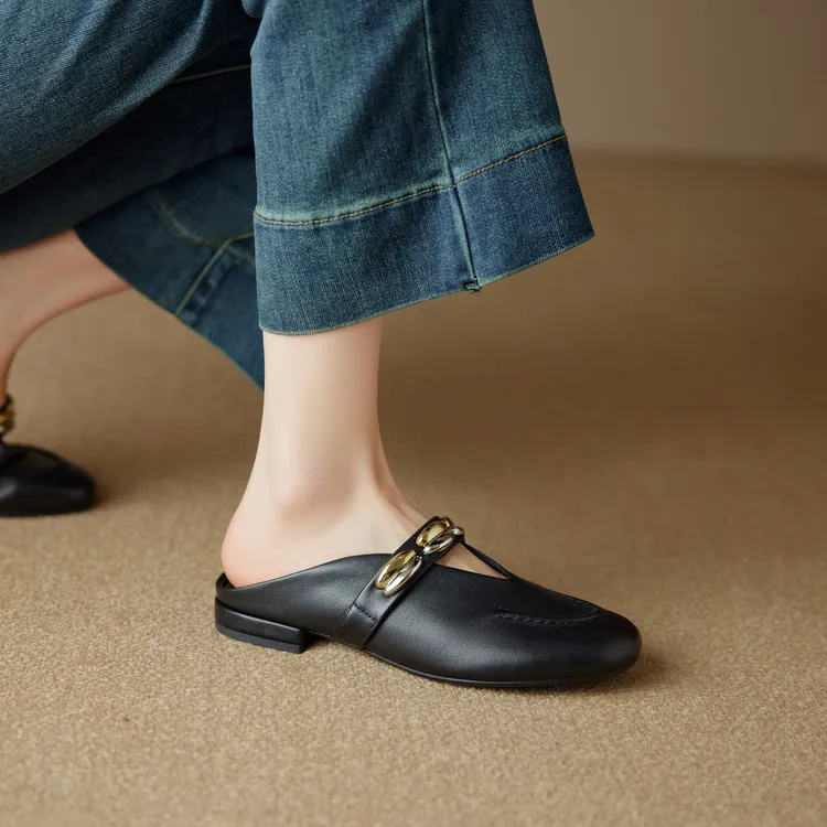 One pair of 2.5cm low-heeled, stylish flat sandals with gold and silver buckles, made of soft top-grain cowhide and lined with sheepskin.