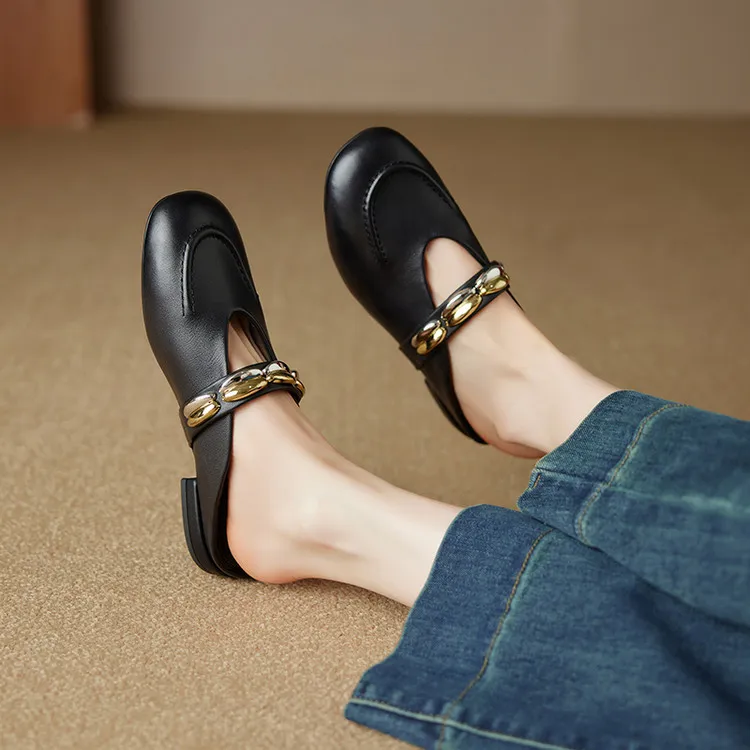 One pair of 2.5cm low-heeled, stylish flat sandals with gold and silver buckles, made of soft top-grain cowhide and lined with sheepskin.
