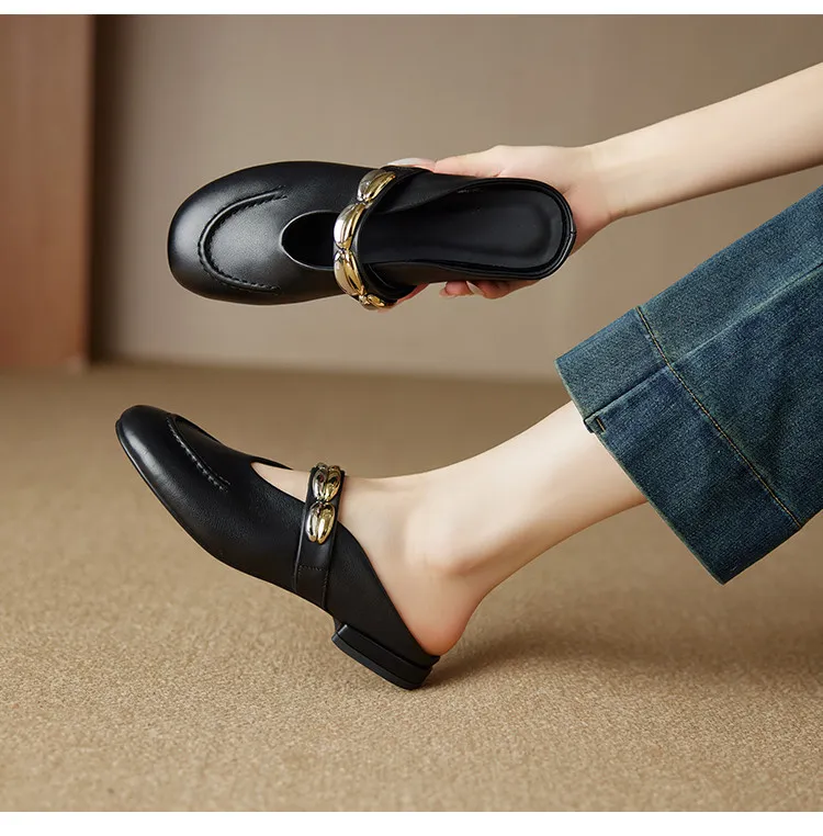 One pair of 2.5cm low-heeled, stylish flat sandals with gold and silver buckles, made of soft top-grain cowhide and lined with sheepskin.