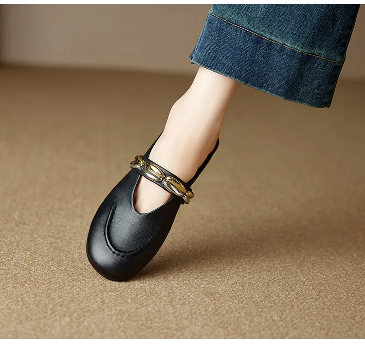 One pair of 2.5cm low-heeled, stylish flat sandals with gold and silver buckles, made of soft top-grain cowhide and lined with sheepskin.