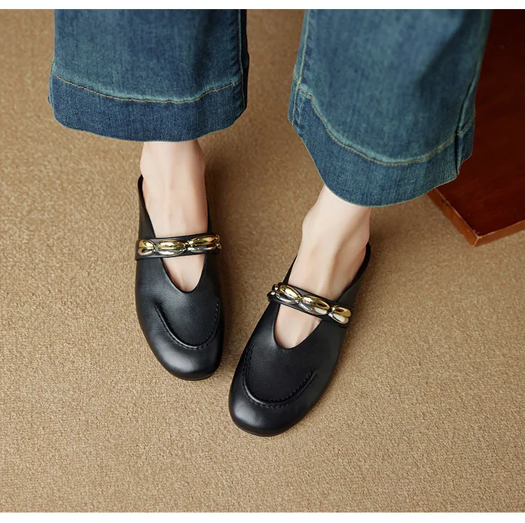 One pair of 2.5cm low-heeled, stylish flat sandals with gold and silver buckles, made of soft top-grain cowhide and lined with sheepskin.