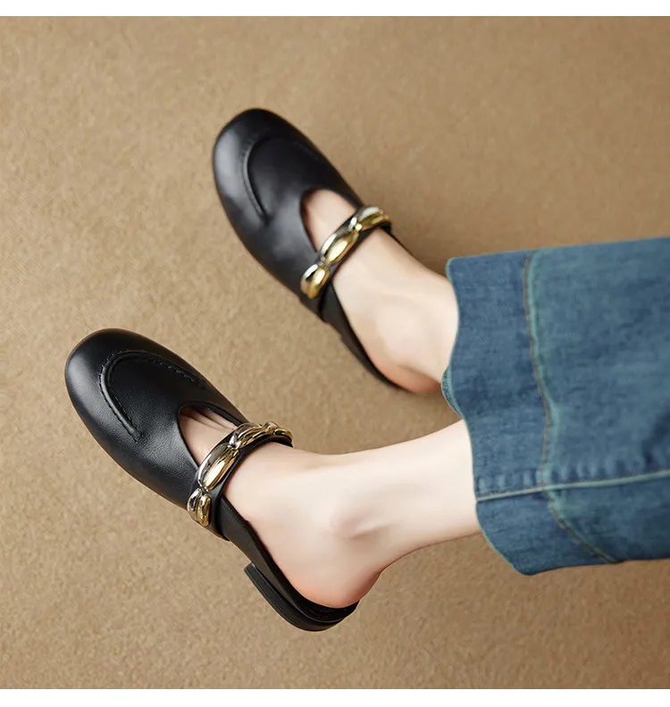 One pair of 2.5cm low-heeled, stylish flat sandals with gold and silver buckles, made of soft top-grain cowhide and lined with sheepskin.