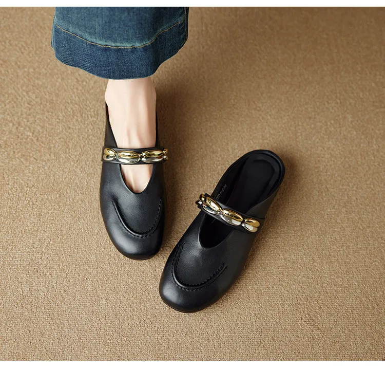 One pair of 2.5cm low-heeled, stylish flat sandals with gold and silver buckles, made of soft top-grain cowhide and lined with sheepskin.