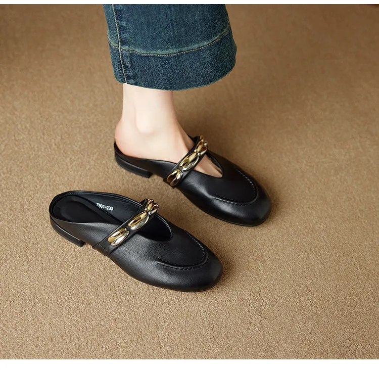 One pair of 2.5cm low-heeled, stylish flat sandals with gold and silver buckles, made of soft top-grain cowhide and lined with sheepskin.