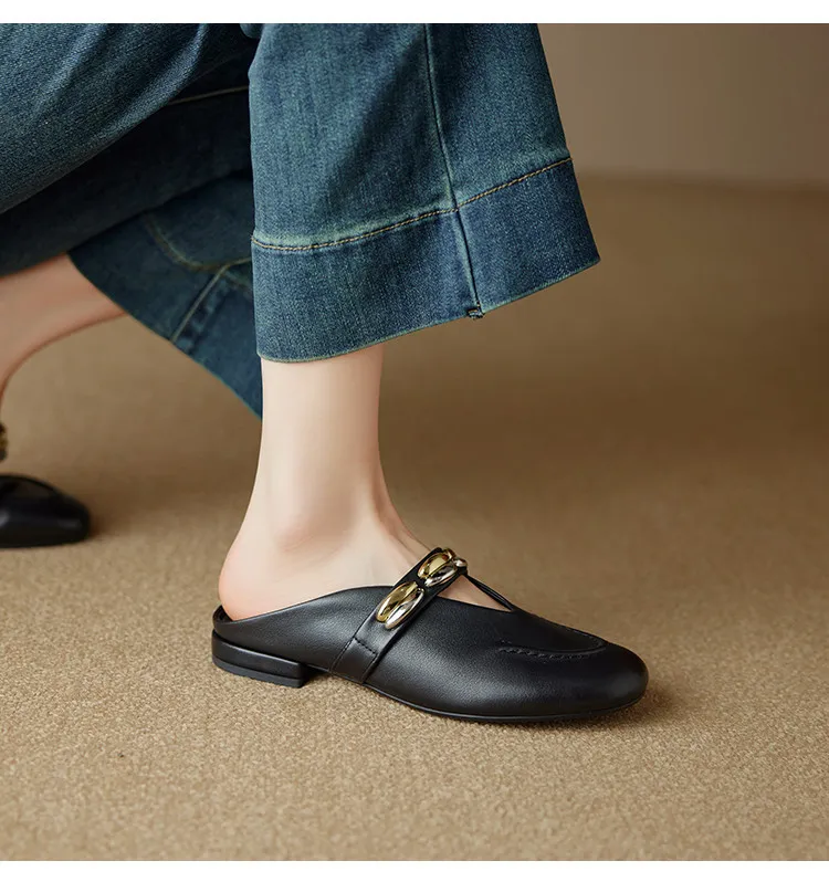 One pair of 2.5cm low-heeled, stylish flat sandals with gold and silver buckles, made of soft top-grain cowhide and lined with sheepskin.